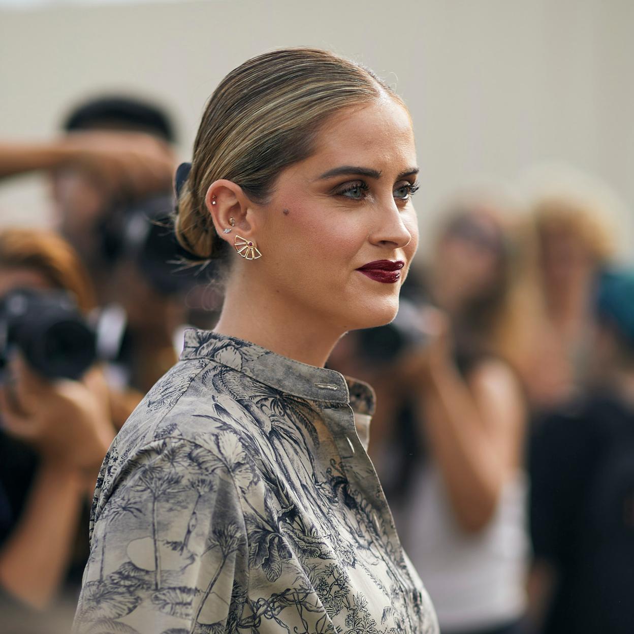 Una mujer con un recogido pulido.