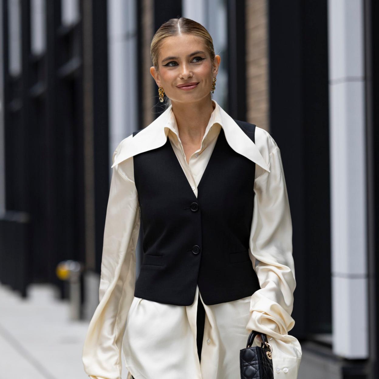 Mujer vestida con básicos