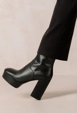 Imagen secundaria 2 - Arriba, y abajo a la derecha, botas de El Corte Inglés. A la izquierda, de la firma Alohas.