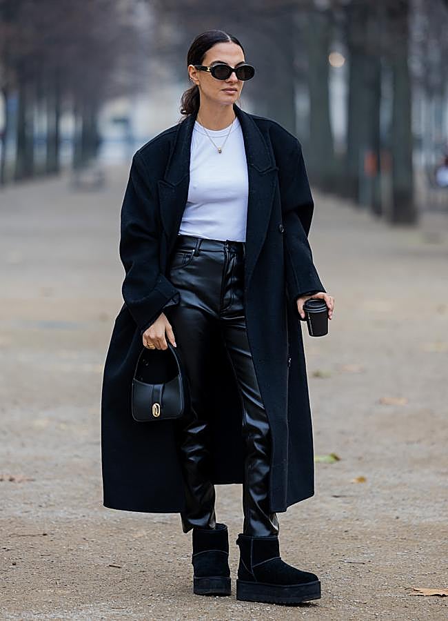 Imagen - Las botas UGG en color negro también arrasan en el street style. Foto: Getty.