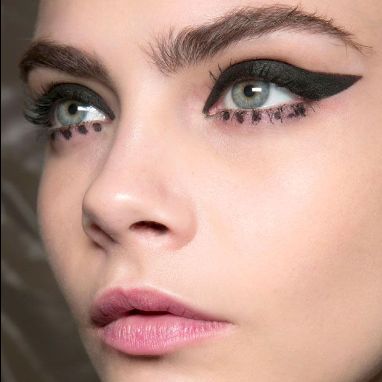 Una mujer con pestañas fuertes.