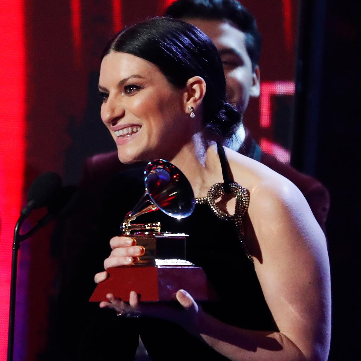 Laura Pausini con un Latin Grammy en la ceremonia de 2018