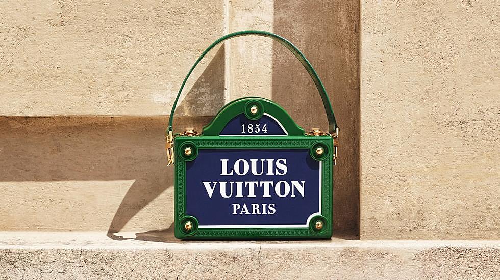 Este bolso Petite Malle es un homenaje a París. La parte delantera, inspirada en los letreros de las calles parisinas, incluye un llamativo logotipo Louis Vuitton Paris en blanco.