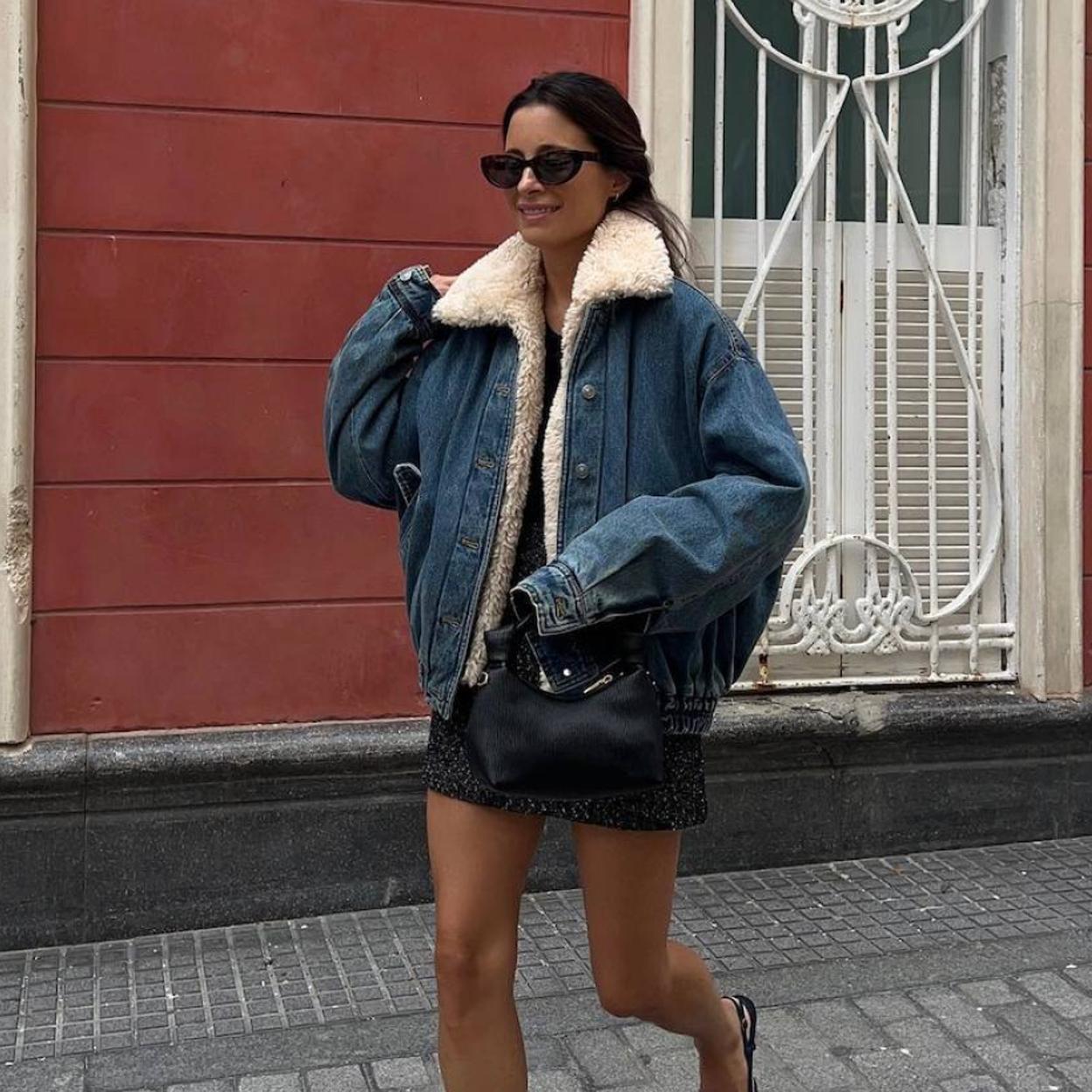 la influencer lleva una cazadora vaquera calentita