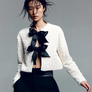 Imagen secundaria 1 - Chaqueta de lentejuelas en blanco con lazos negros de H&M (39,99 euros).