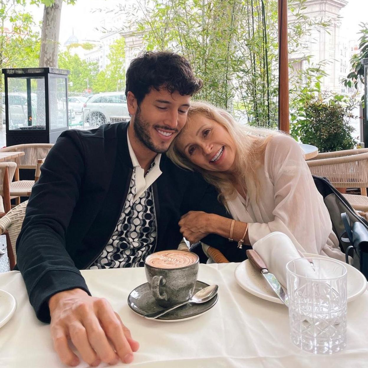 Sebastian Yatra esta muy unido a su madre quien le acompaña en muchos de sus viajes