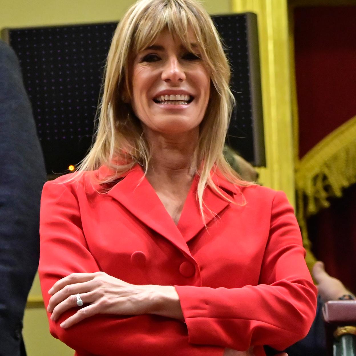 Begoña Gómez arrasa con una blazer roja en el debate de investidura
