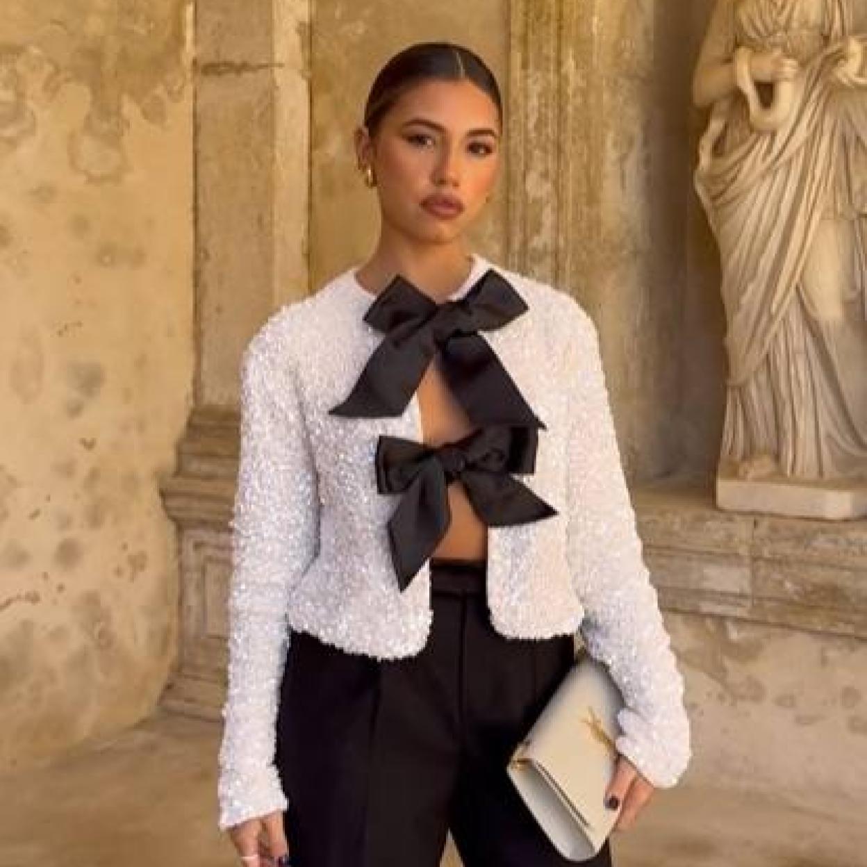 Influencer con la chaqueta viral de lentejuelas de H&M