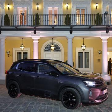 Imagen secundaria 1 - Tras la entrega de premios, los invitados disfrutaron de los cócteles de Gin Gold 999.9 y pudieron conocer el modelo C5 AIRCROSS de Citröen.