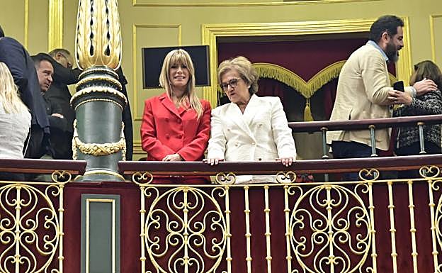 Begoña Gómez y Magdalena Sánchez-Castejón son habituales en la tribuna de invitados del Congreso de los Diputados en las sesionesde investidura.