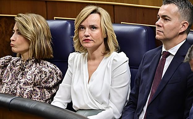 Pilar Alegría, otra política rubia que suele vestir de blanco. 