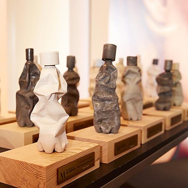 Los galardones de los Premios Belleza Mujerhoy 2023, diseñados un año más por Gervasio Pérez, artista y director de Moda y Belleza de Mujerhoy.