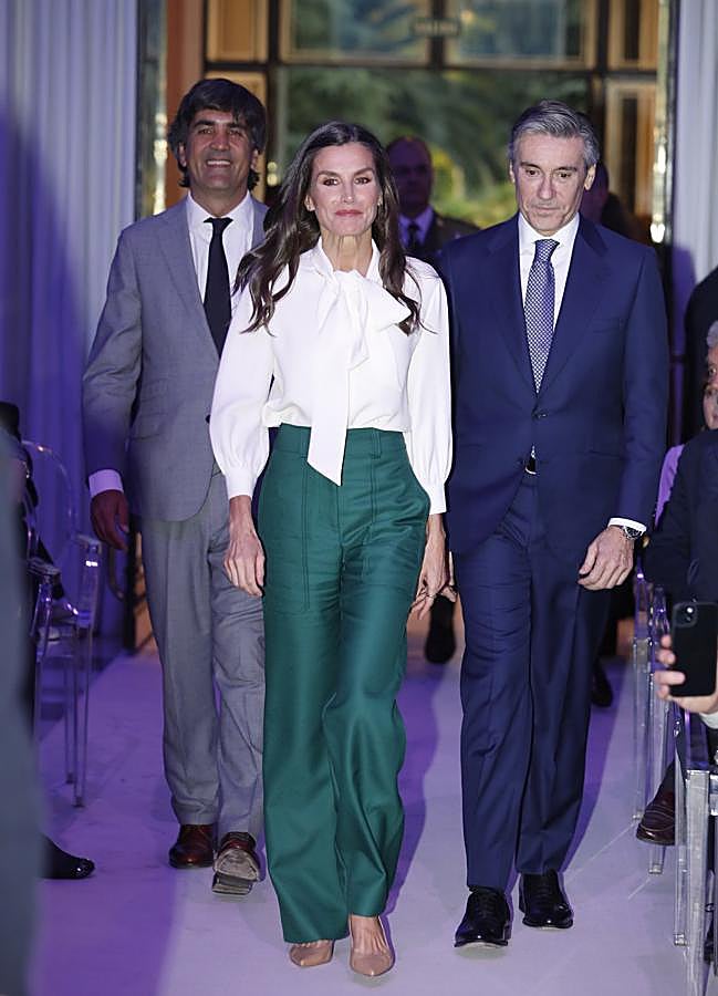 Imagen - La reina Letizia con un look con pantalones verdes. / LIMITED PICTURES