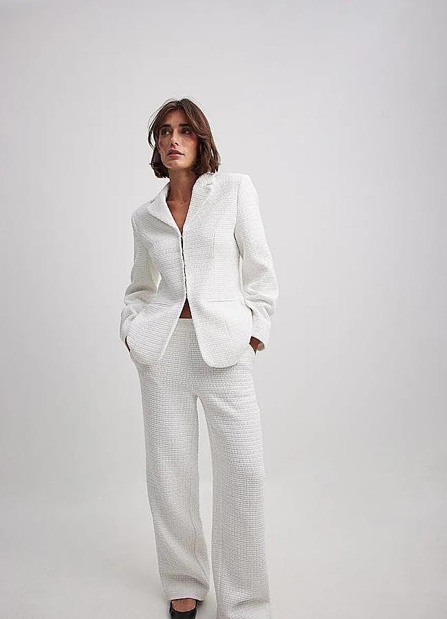 Imagen - Traje de tweed blanco de NA-KD, chaqueta 74,95 euros y pantalón 49,95 euros.