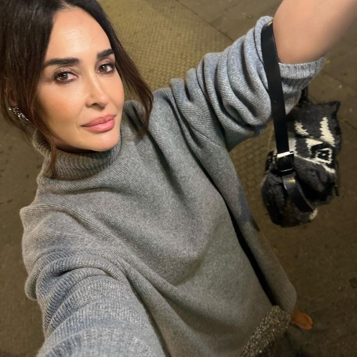 Vicky Martín Berrocal con un look gris.