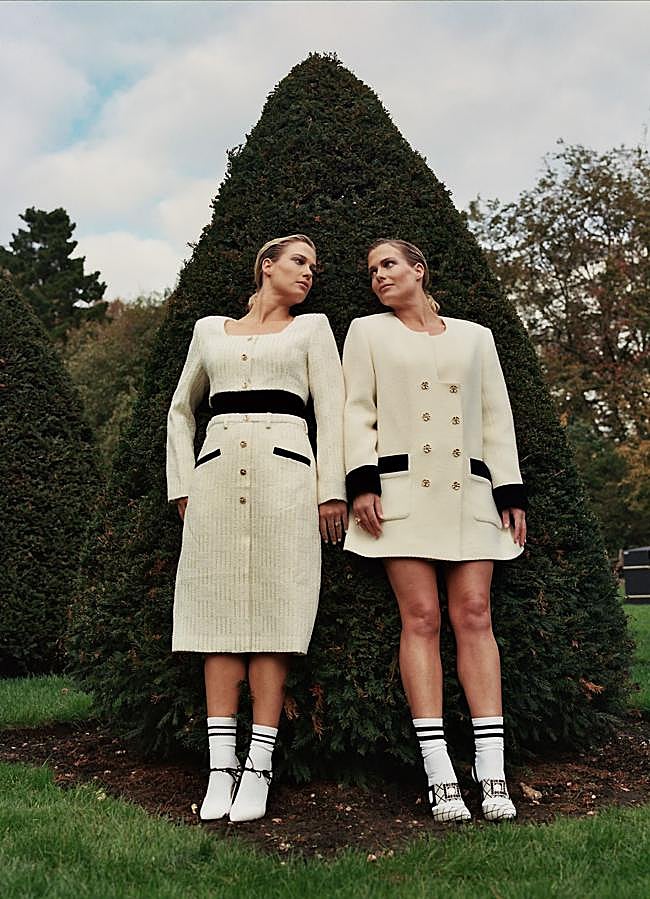 Imagen - Amelia y Eliza Spencer llevan vestidos de The Atiko, calcetines de Falke y zapatos de Manolo Blahnik. Los anillos son de Chopard.