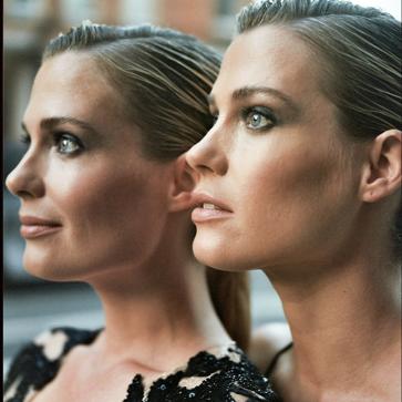 Imagen secundaria 1 - Arriba, Amelia lleva abrigo y pantalones de Fendi y zapatos de Jimmy Choo. Abajo a la izquierda, las hermanas Spencer con vestidos de Pronovias. A la derecha, Eliza con jersey, falda, bolso y visera de Fendi, y botas de Casadei. 