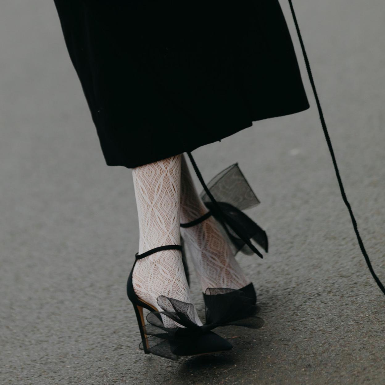 Zapatos de tacón con lazo.