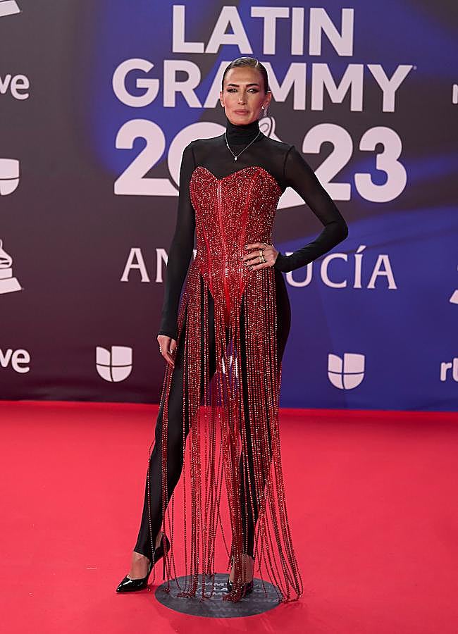 Imagen - El impactante corsé rojo de Nieves Álvarez, con forma de corazón, bordado de pedrería y con flecos hasta el suelo. (FOTO: LIMITED PICTURES)