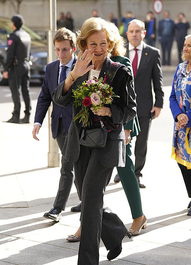 Imagen - La reina Sofía con bolso puzzle de Loewe. Foto: Gtres.
