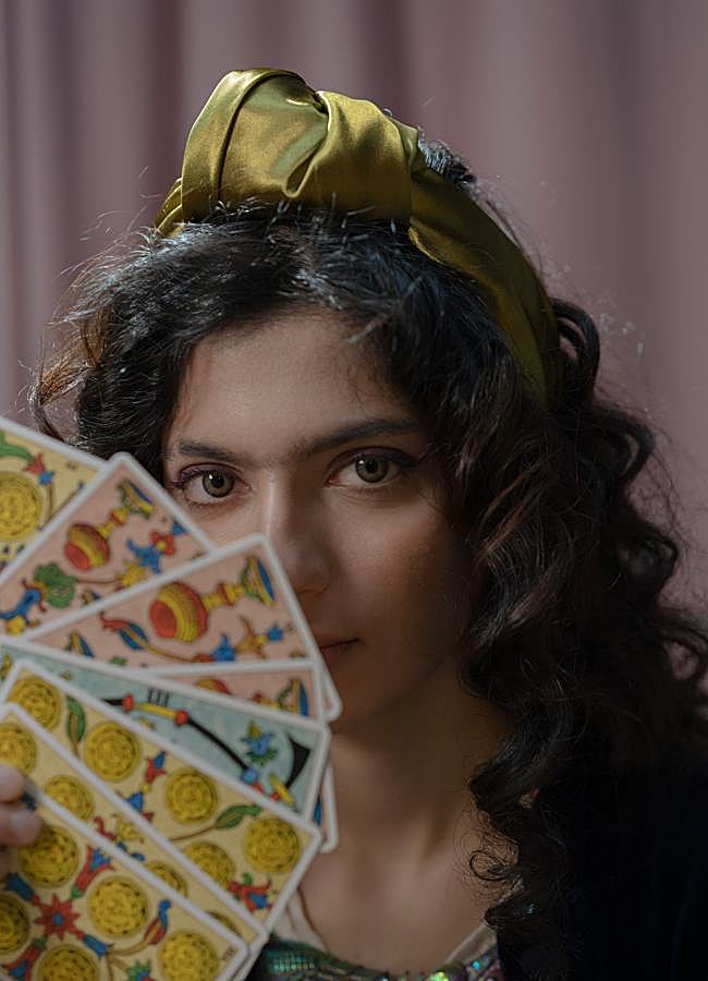 Imagen - Mujer con cartas del Tarot/PEXELS
