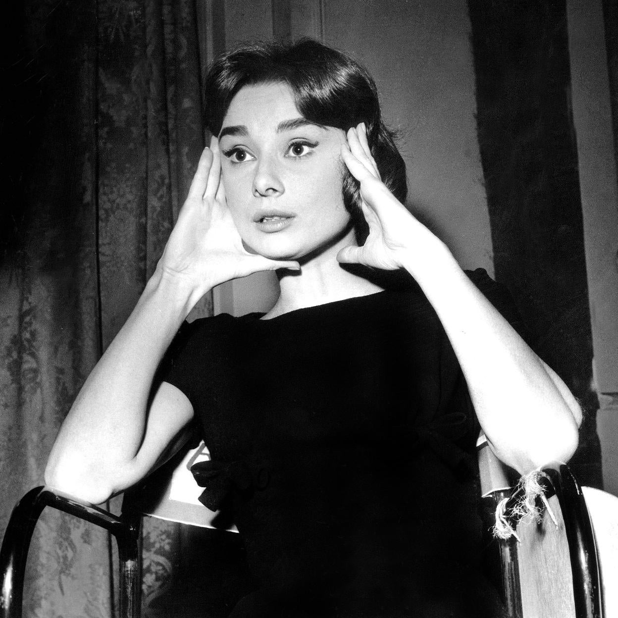 Audrey Hepburn no era fácil de impresionar, pues ya llevaba los increíbles diseños de Givenchy. Sin embargo, ante Balenciaga perdía el sentido. 