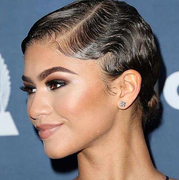 Zendaya con wet look tipo moño con ondas al agua