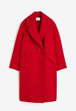 Imagen secundaria 2 - Zapatos rojos Mary Jane de Mango (39,99 euros), vestido camisero de Mango (29,99 euros) y abrigo de paño en rojo de H&M (59,99 euros).