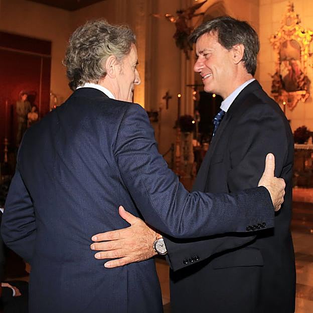 Alfonso Díez y el duque de Arjona, en el funeral por la duquesa en 2015. 