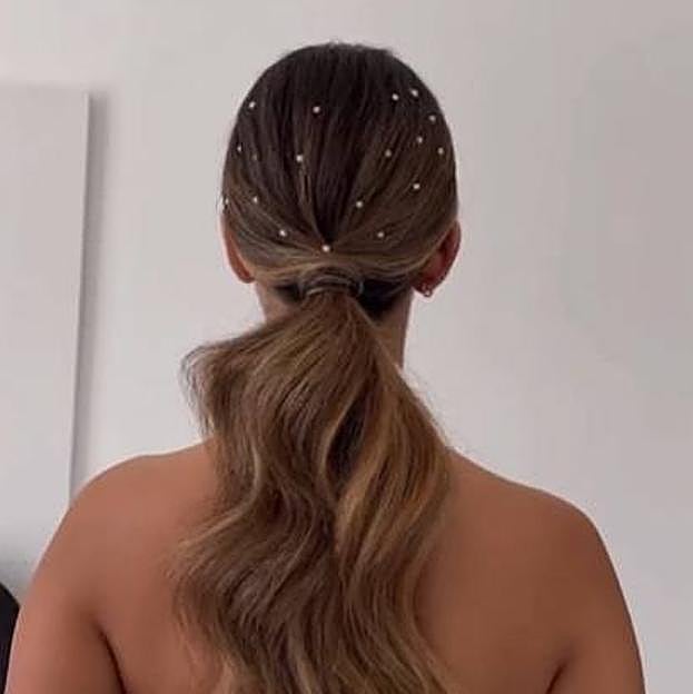 Coleta de fiesta con adornos de perlas