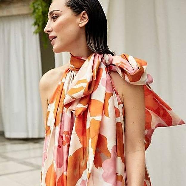 Peinado de invitada de Tamara Falcó efecto mojado