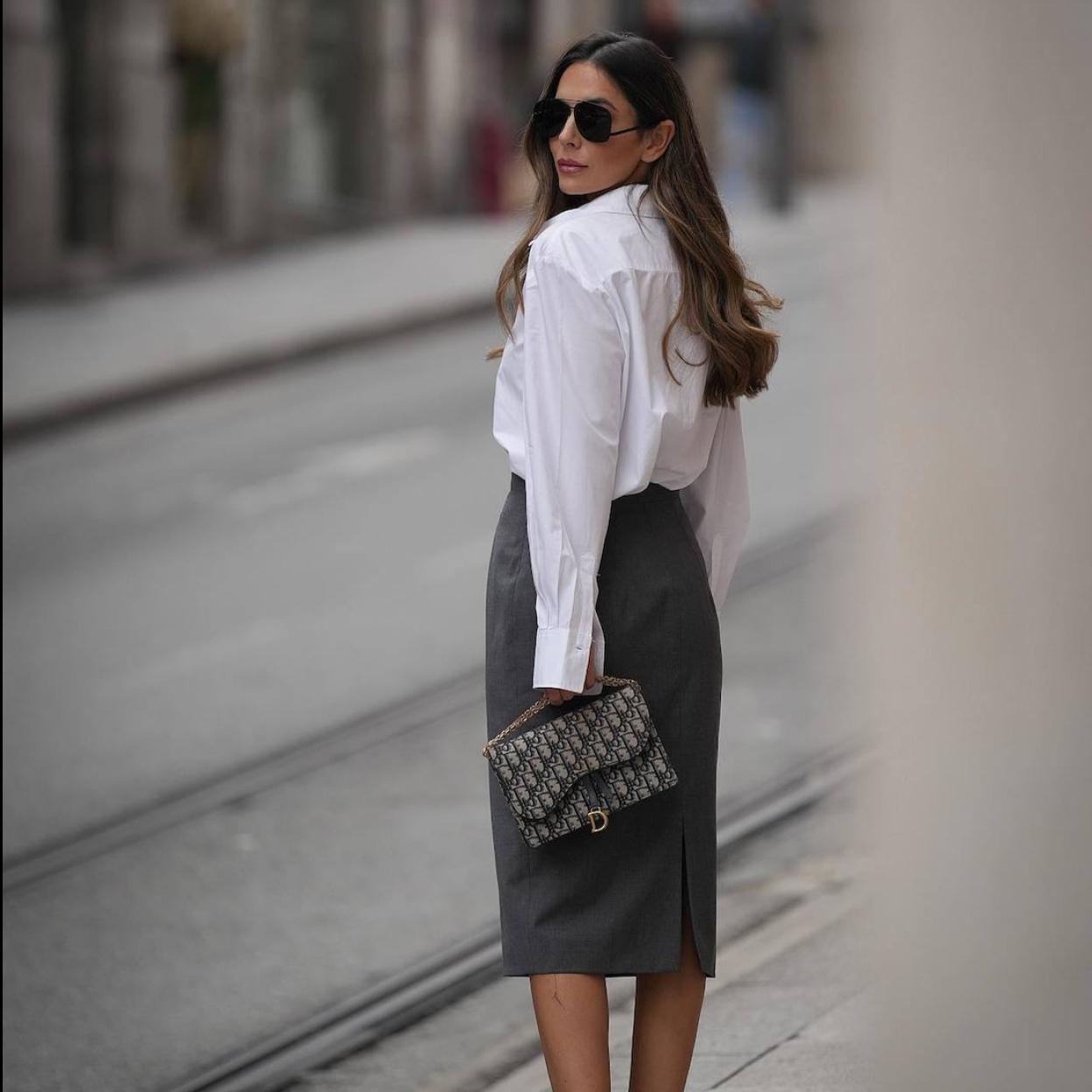 La influencer lleva un look con pencil skirt