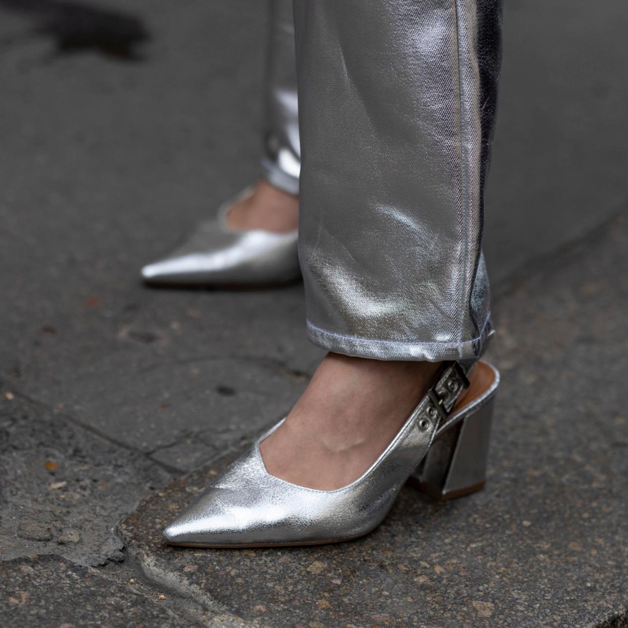 Unos zapatos de tacón en plateado.