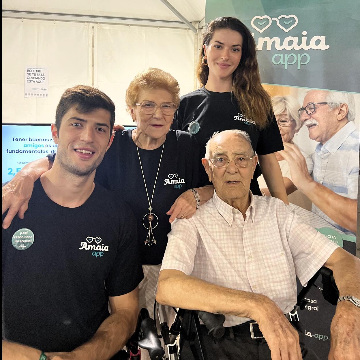 Alberto y Lucía Villanueva, los creadores de Amaia App, junto con sus abuelos maternos María y Pepe, que fueron la inspiración para crear la plataforma.