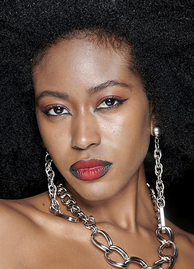 Imagen - Mujer con ojos negros/LAUNCHMETRICS SPOTLIGHT