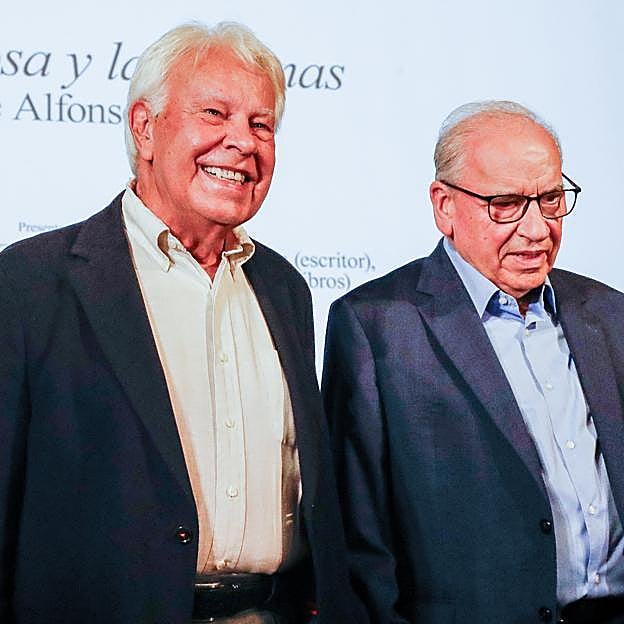 Alfonso Guerra, en la presentación de su libro, con Felipe González. 