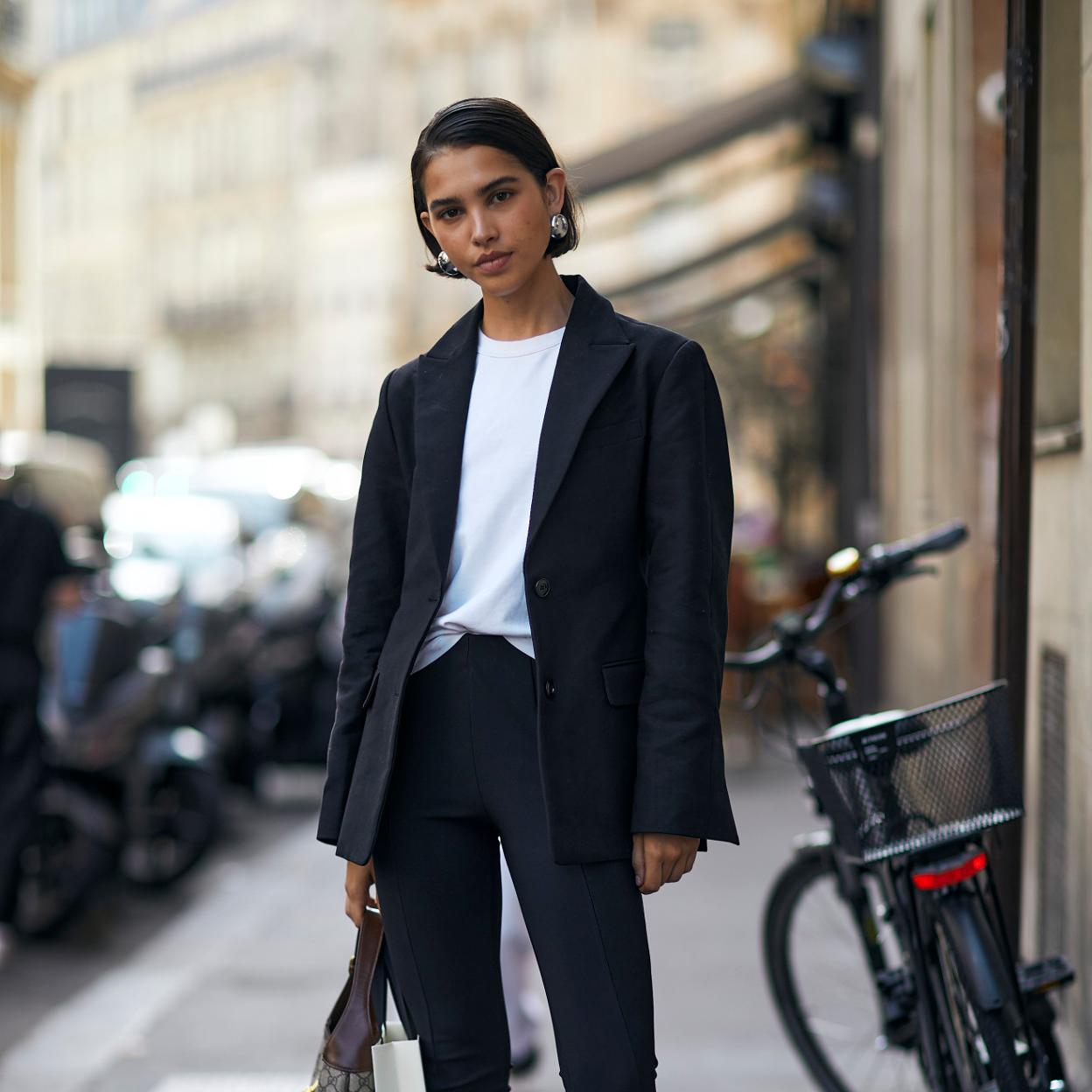 Una mujer con prendas básicas.