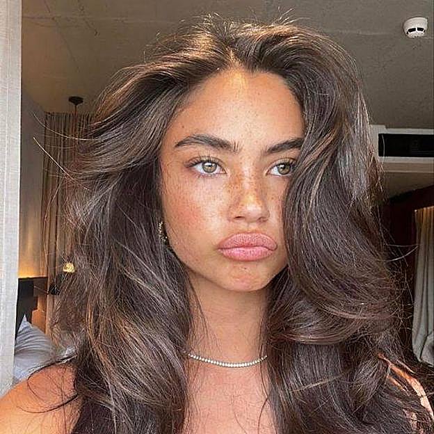 Tendencias de corte de pelo 2024 con capas voluminosas