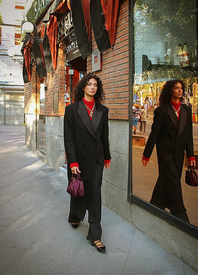 Imagen - Abrigo tipo smoking de Sandro (525 euros), jersey rojo de Zara (29,95 euros), bolso de Guess (140 euros), joyas de Karl Lagerfeld (179 euros), pantalón de Pomandere (278 euros) y zapatos de Pretty Ballerinas (229 euros).