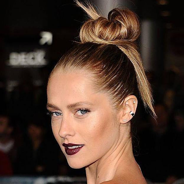 Peinado para Navidad fácil estilo moño spiky