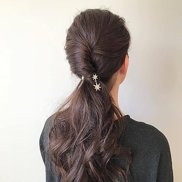 Coleta enrollada como peinado para Navidad fácil