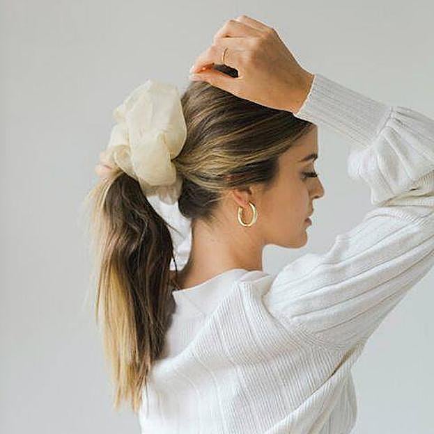 Coleta desenfadada con scrunchie como peinado para Navidad fácil
