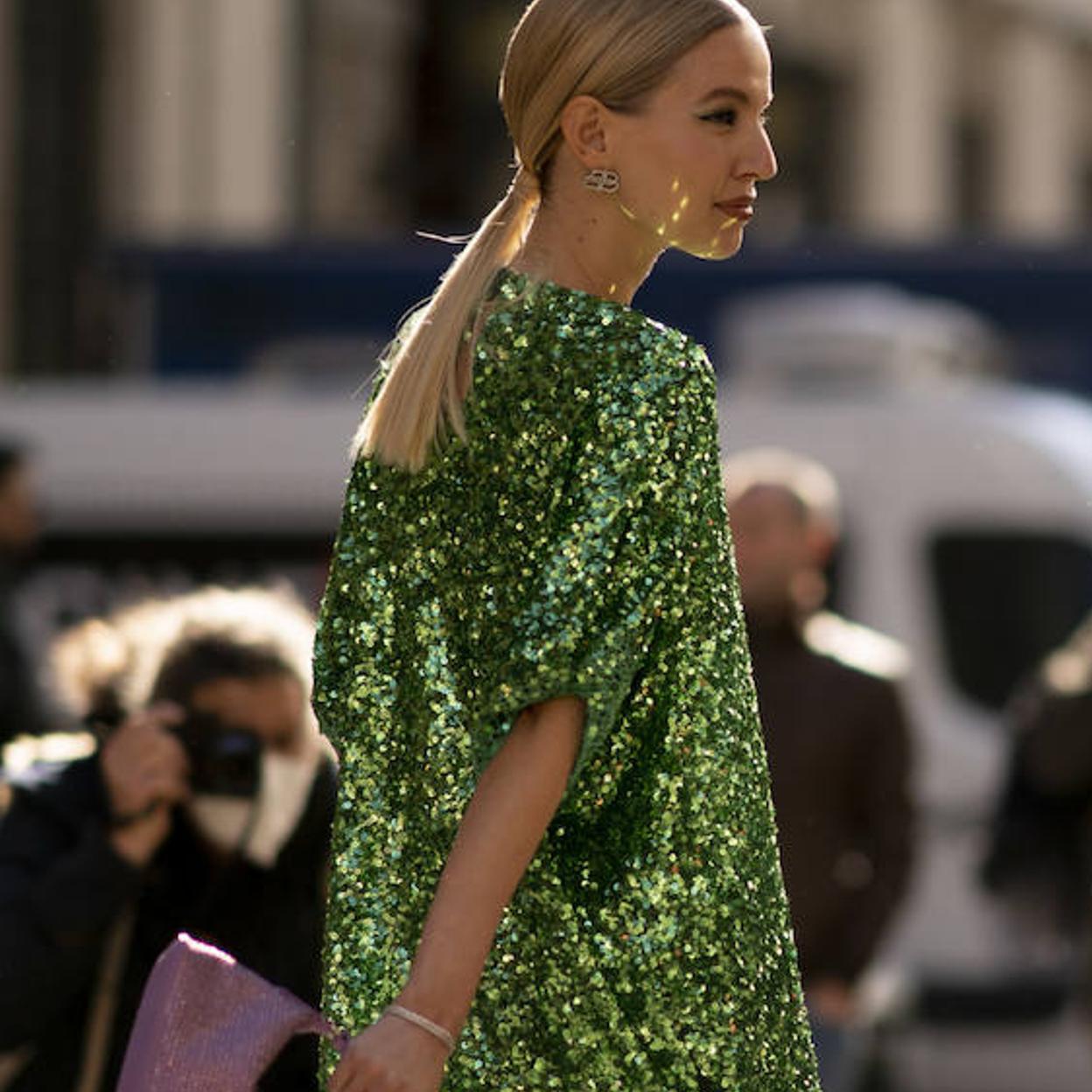 Influencer con peinado para Navidad fácil