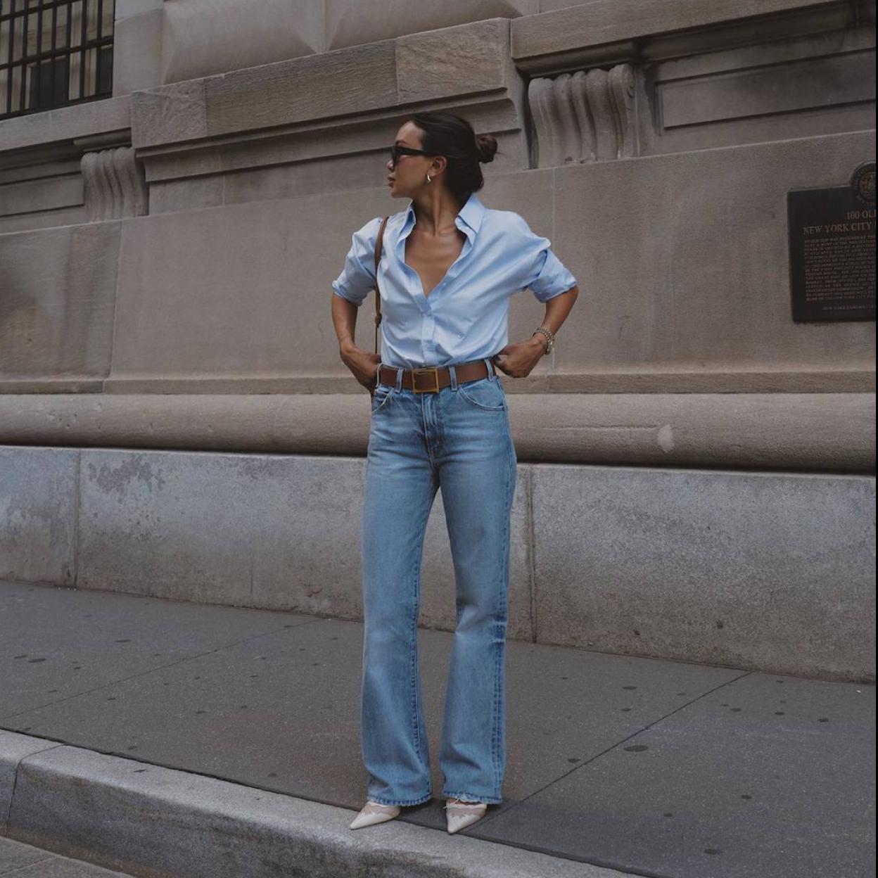 Influencer con look con vaqueros de diario