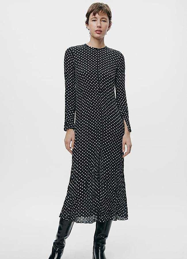 Imagen - Vestido midi con estampado de lunares de Zara. Foto: Zara.
