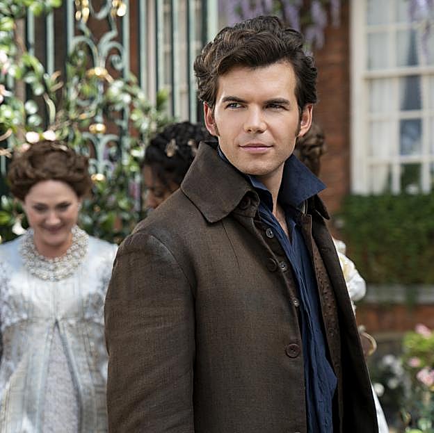 Luke Newton como Colin Bridgerton en una imagen de la tercera temporada de Los Bridgerton.