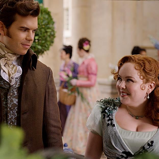 Luke Newton como Colin Bridgerton y Nicola Coughlan como Penélope Featherington en una imagen de la tercera temporada de Los Bridgerton.