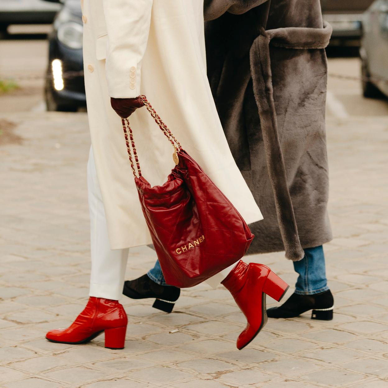 Un look de street style con botines rojos.