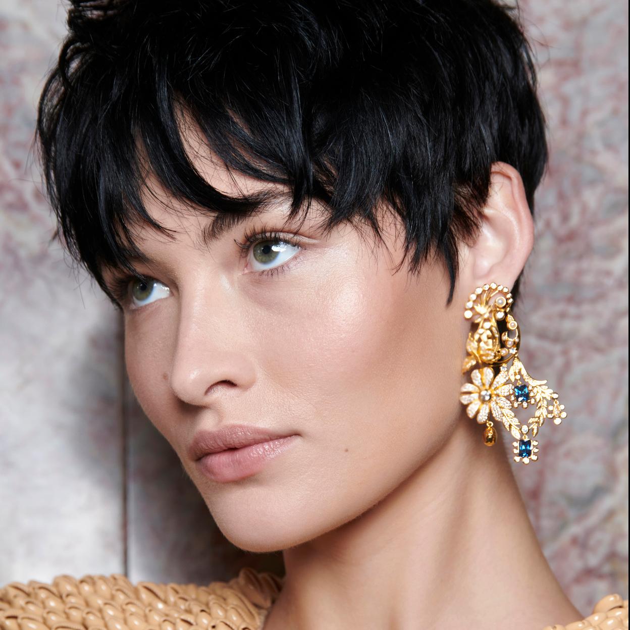 Mujer con corte de pelo para 2024 en tendencia