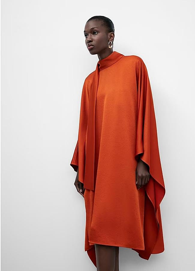 Imagen - Caftán de mujer largo y satinado de Adolfo Domínguez, 240 euros.